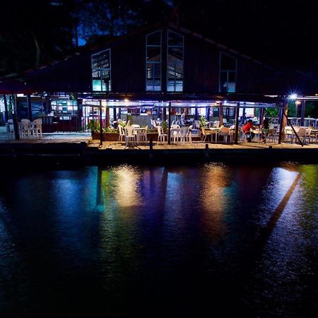 Hotel Y Restaurante Backpackers Rio Dulce Town Exterior foto