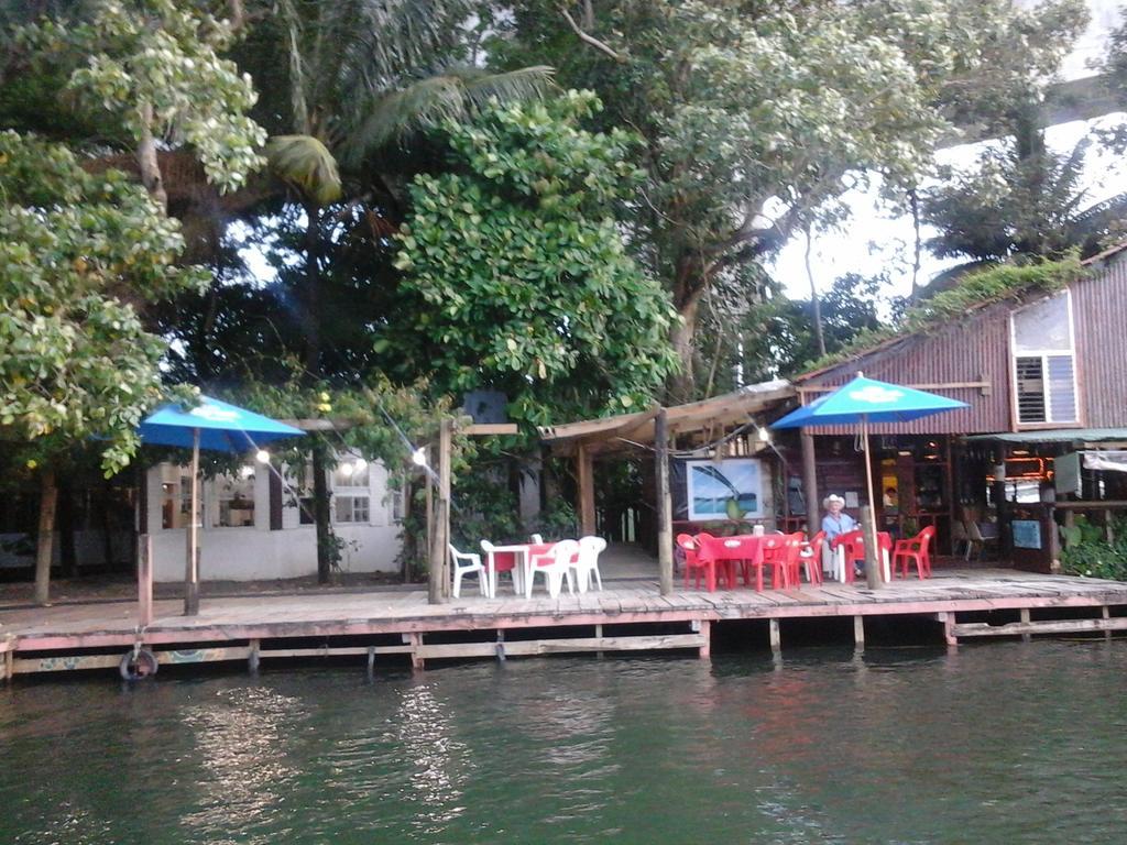 Hotel Y Restaurante Backpackers Rio Dulce Town Exterior foto