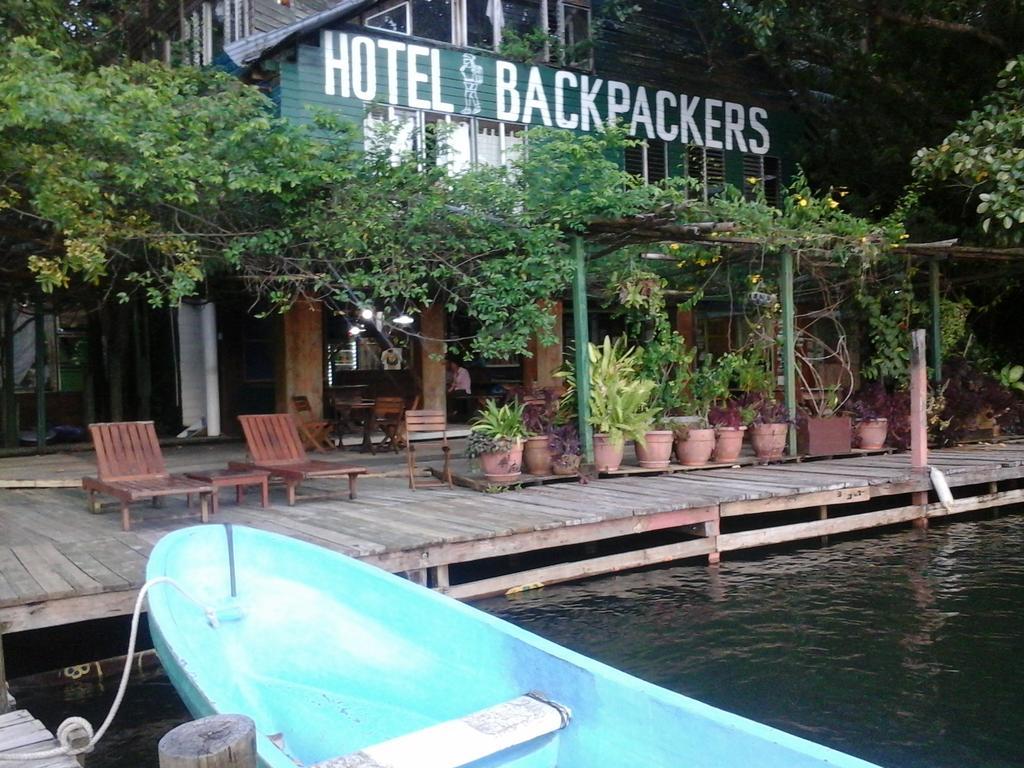 Hotel Y Restaurante Backpackers Rio Dulce Town Exterior foto