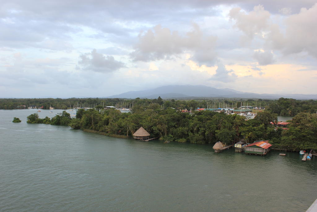 Hotel Y Restaurante Backpackers Rio Dulce Town Exterior foto