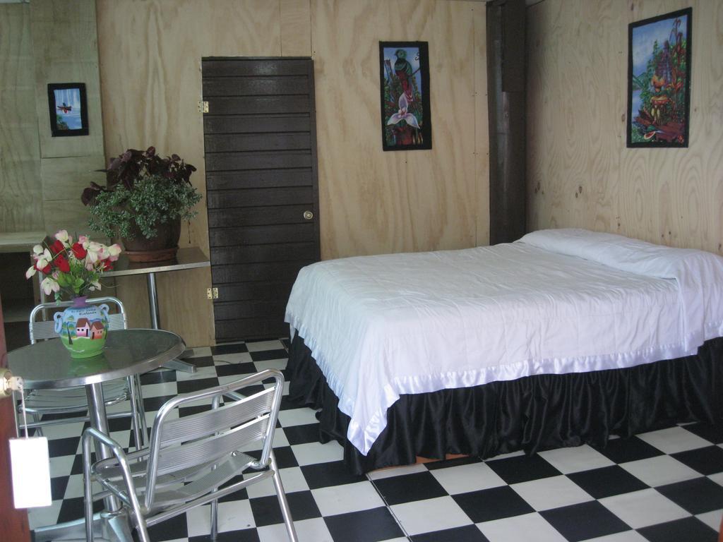 Hotel Y Restaurante Backpackers Rio Dulce Town Zimmer foto